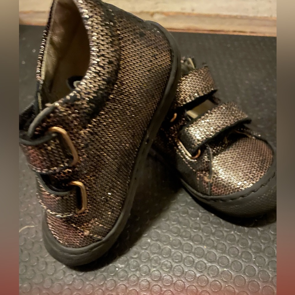 Naturino first walker shoes size 21. Gold sparkle